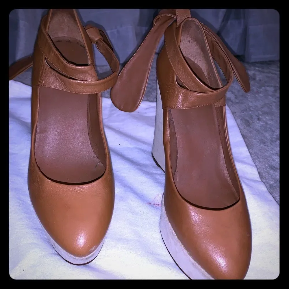Jennifer Lopez ties wedges